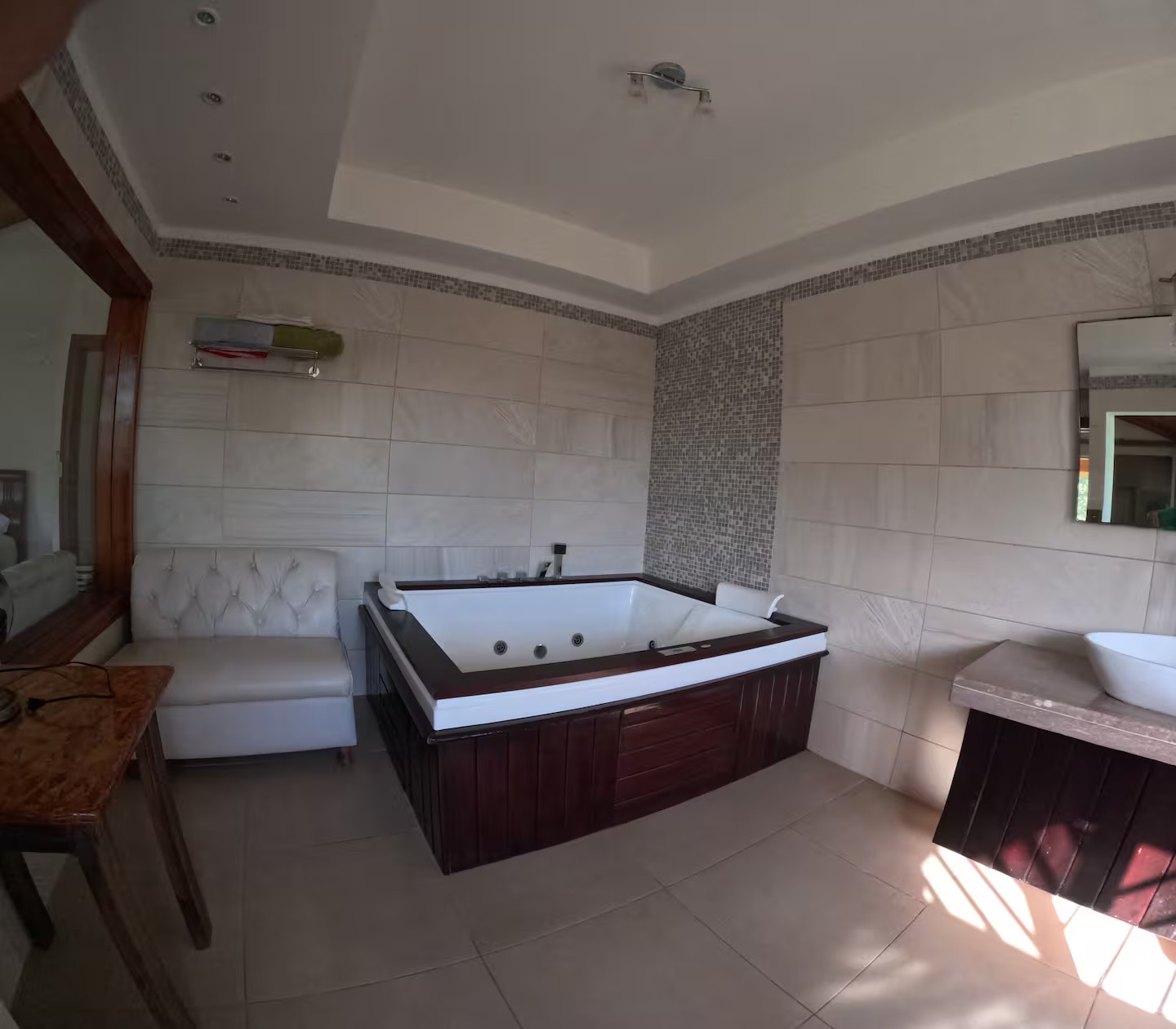 Jacuzzi privado dentro de la casa principal
